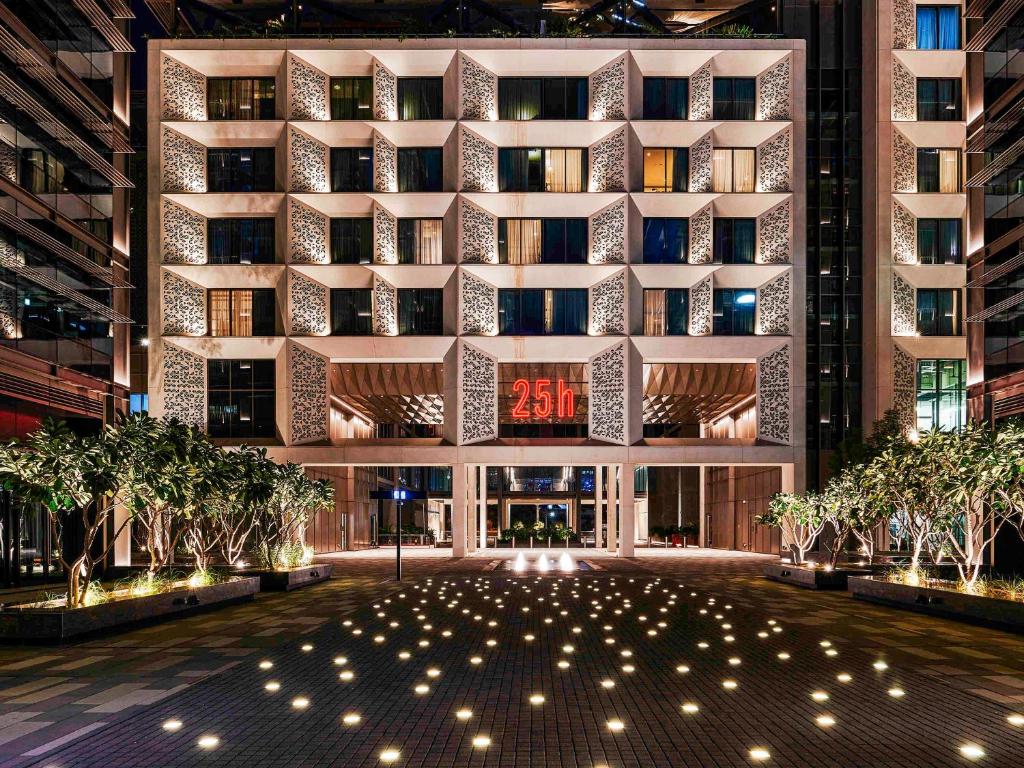 أحد فنادق دبي 5 نجوم شارع الشيخ زايد المميزَّة