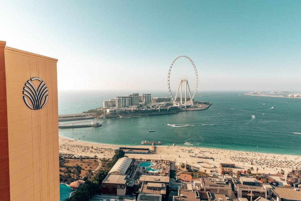 أحد فنادق دبي على البحر