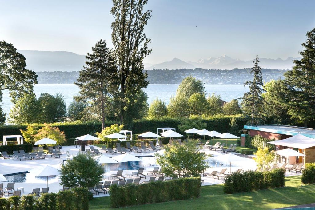 أحد فنادق جنيف على البحيرة