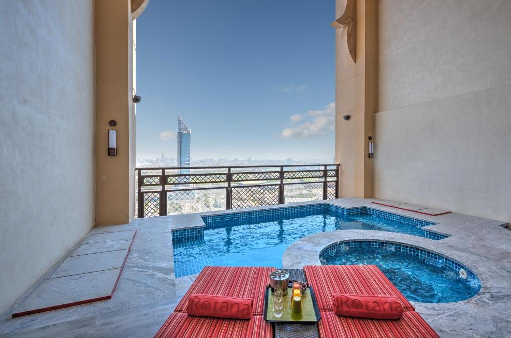 من فنادق في دبي مع مسبح خاص المميزَّة