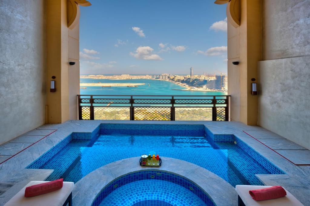 أحد أفضل أفضل فنادق دبي مع مسبح خاص المميزَّة