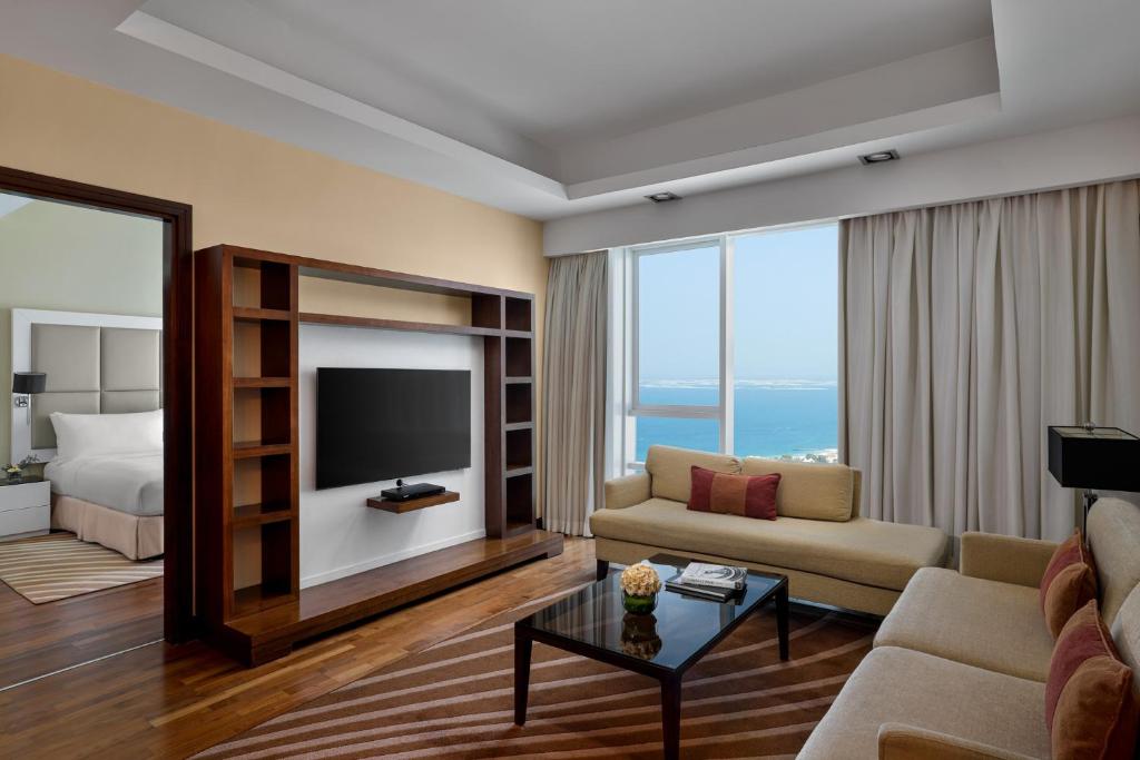 أحد فنادق دبي مطلة على البحر المميزَّة