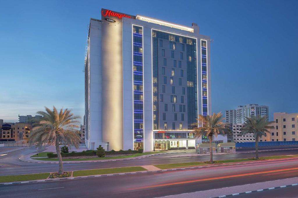 أحد فنادق بالقرب من مطار دبي المميزَّة