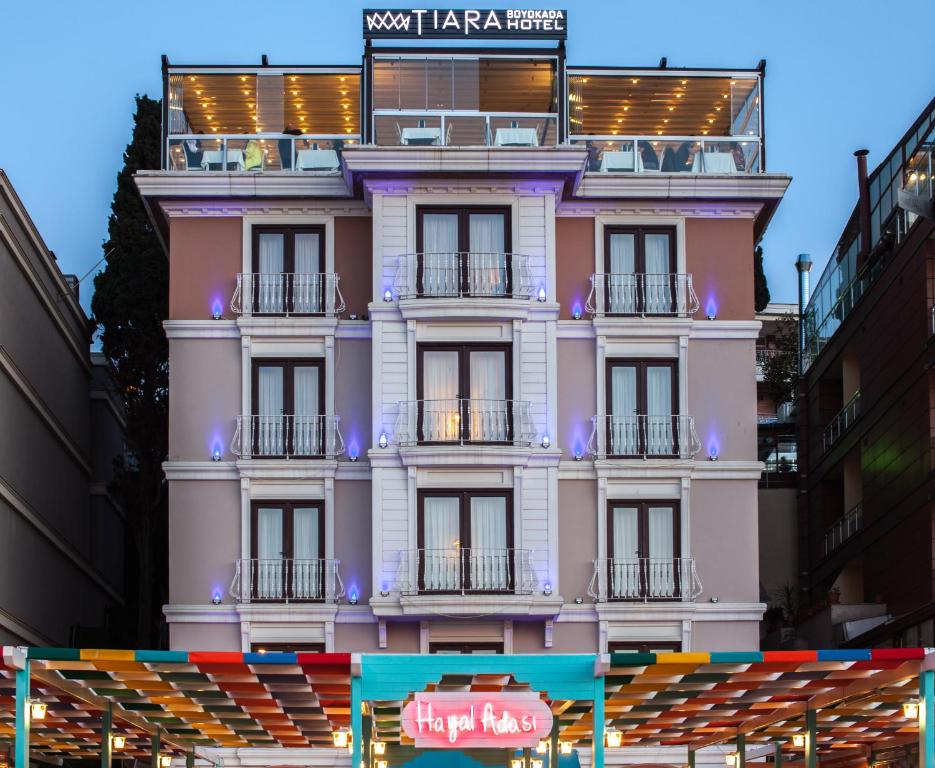 أحد فنادق جزيرة الأميرات إسطنبول المميزَّة