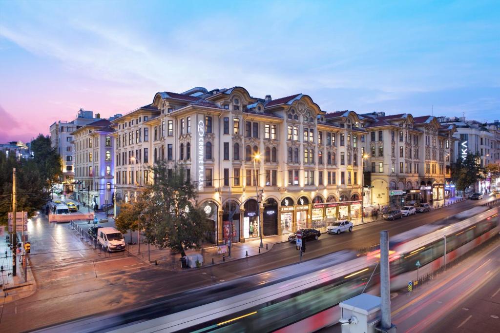 أحد سلسلة فنادق كراون بلازا إسطنبول المميزَّة